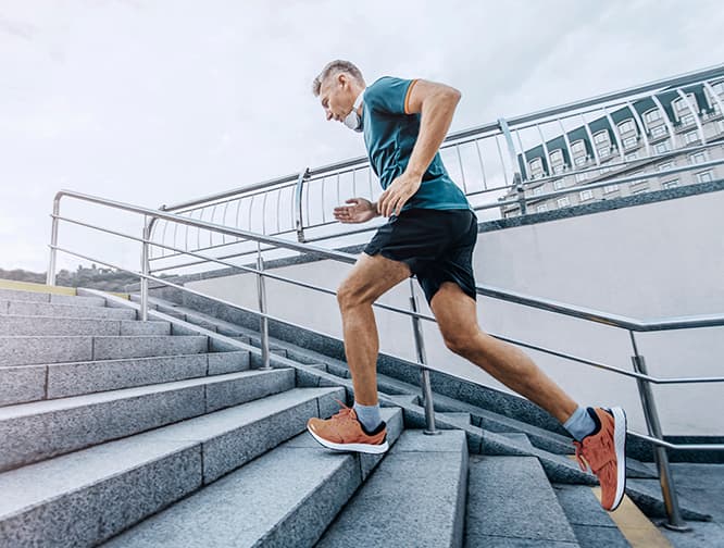 Gelenke trainieren: Jogger auf Treppe